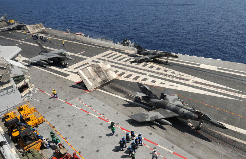 D:\Documents\Worx\Статьи\French Navy CDG Carrier (R91), launching his aircrafts. Super Etendard and Rafale on the CDG catapults.jpg