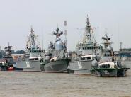 Парадный строй кораблей Каспийской флотилии по случаю празднования Дня ВМФ России.