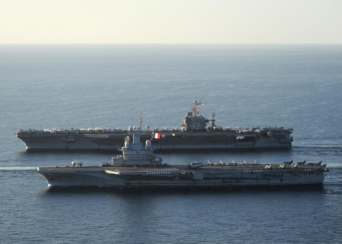D:\Documents\Worx\Статьи\US_Navy_101210-N-1261P-028_The_aircraft_carrier_USS_Abraham_Lincoln_(CVN_72),_back,_and_the_French_navy_aircraft_carrier_Charles_De_Gaulle_(R_91)_a.jpg